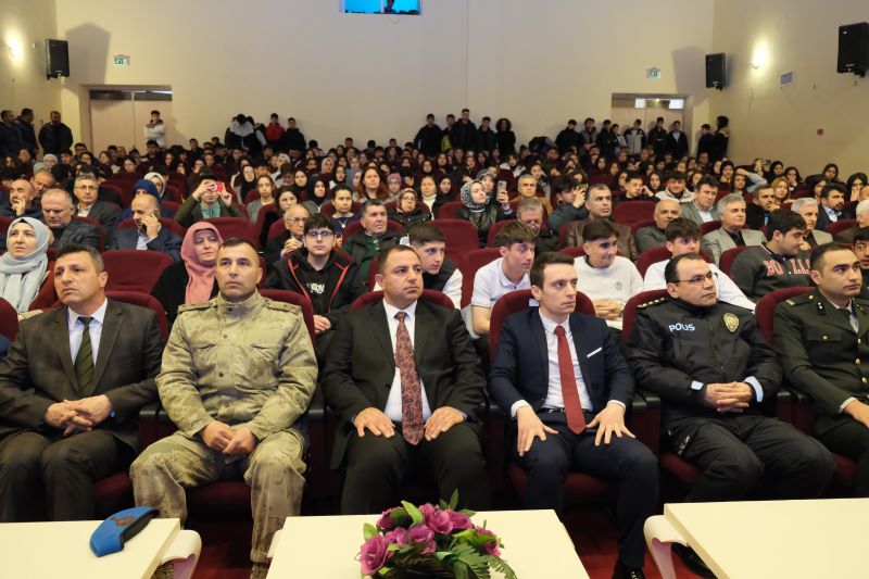 Kaymakamımız Turan SOĞUKOLUK, 12 Mart İstiklal Marşı'nın Kabulü ve Mehmet Akif Ersoy'u Anma programına katıldı.